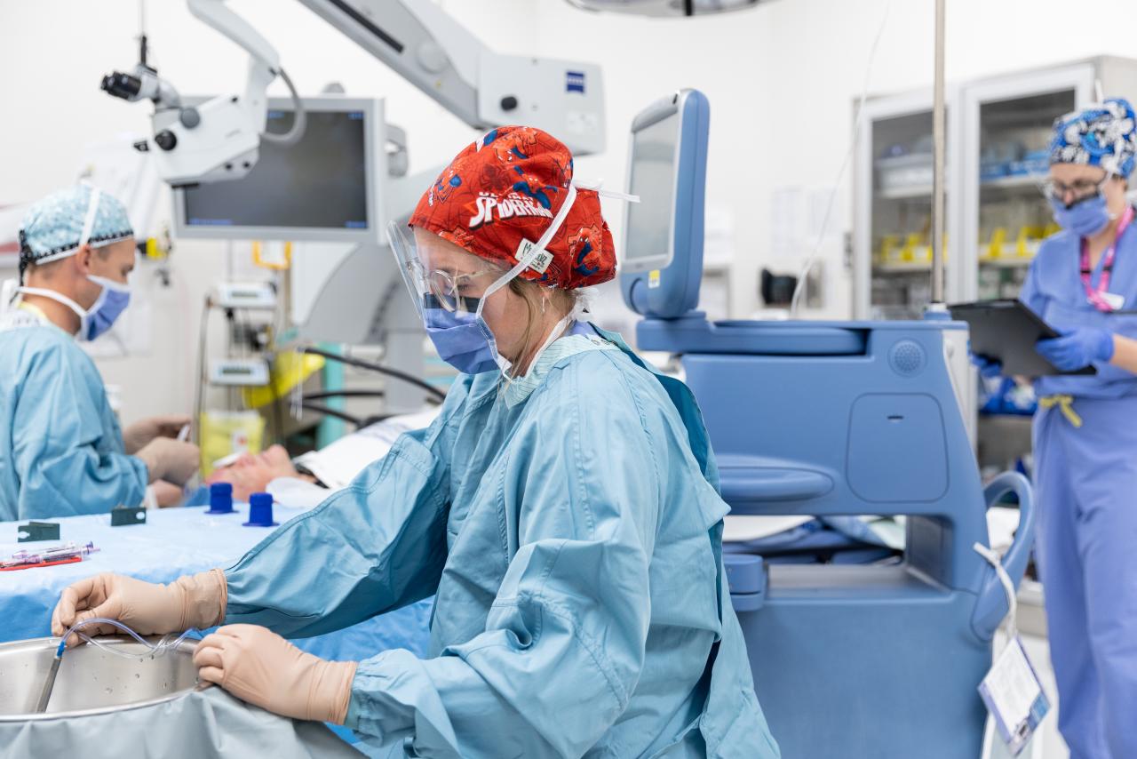 nurses working during surgery 