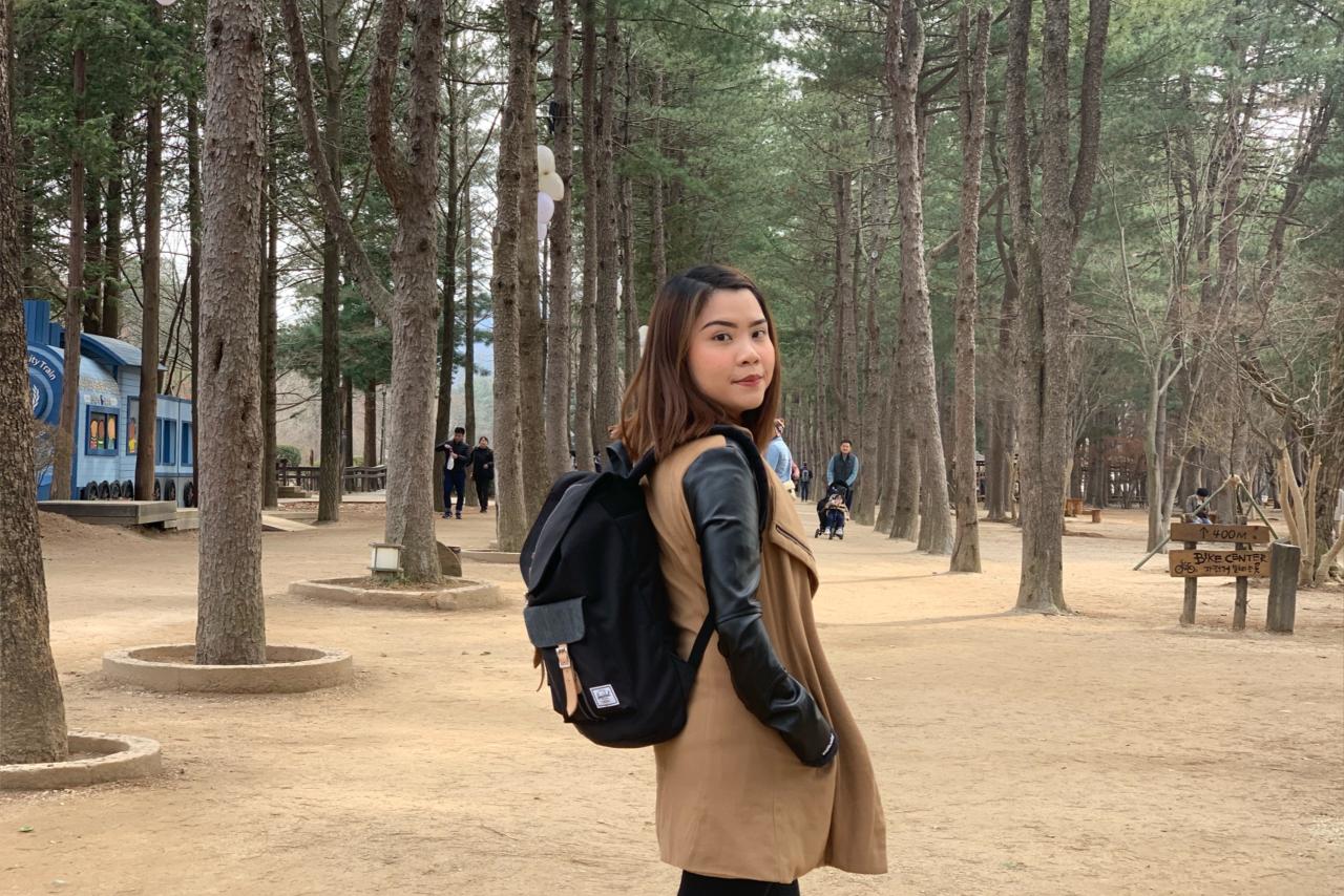 brown haired women with black backpack