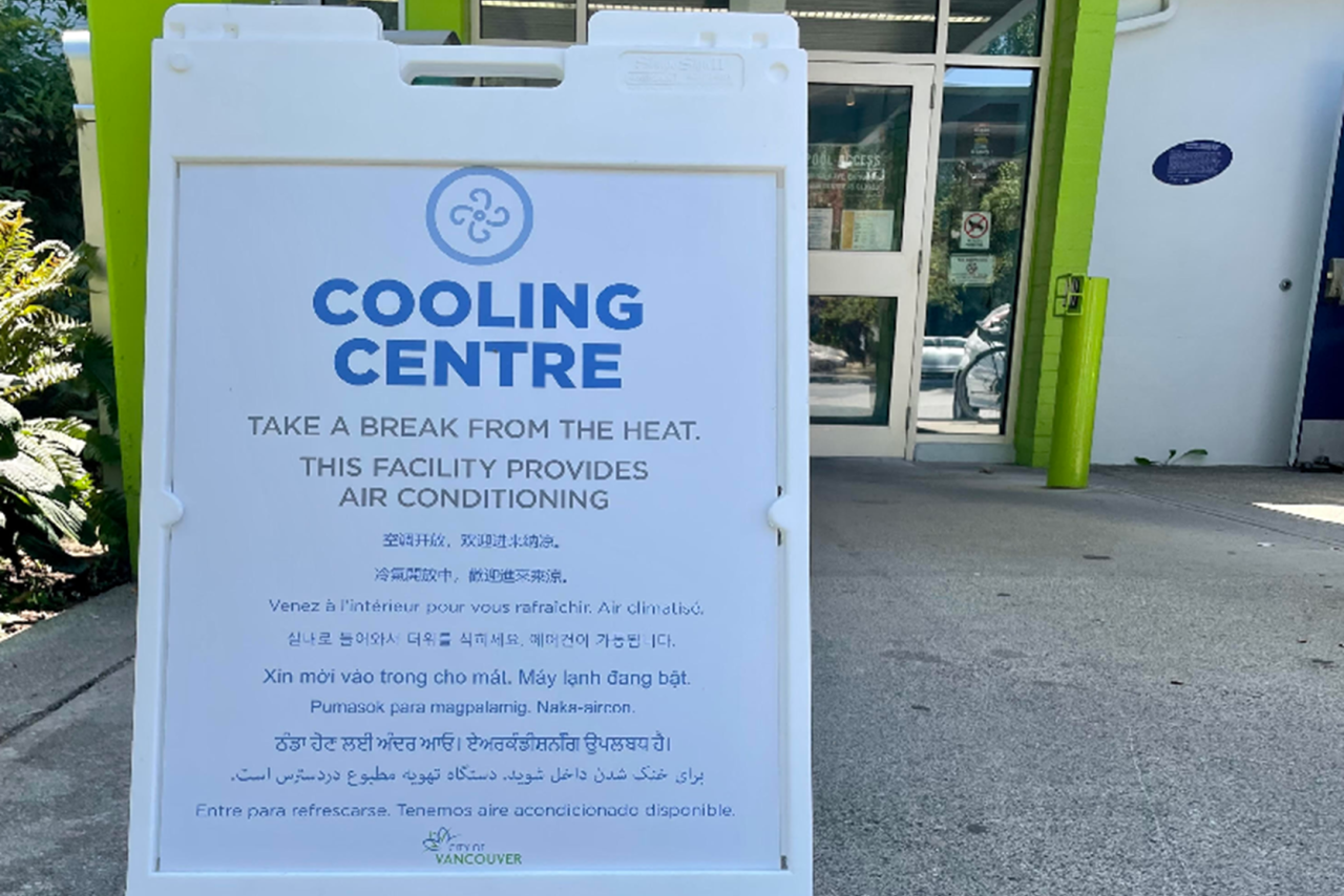 Sign directing to a cooling centre